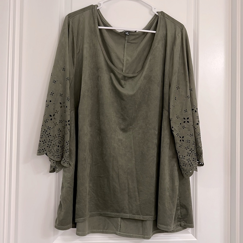 NAÏF Plus Size 3XL 3/4 Sleeve Army Green Floral Punched Faux Suade Blouse - Picture 2 of 11